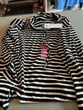 Jones New York callout Black and White Striped Long Sleeve Top hole on back